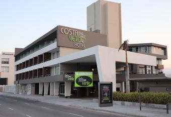 Hotel Costa Verde allows 18 year olds to book a room