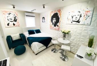 Luxury Studio Apartment IN Downtown! 23 allows 18 year olds to book a room