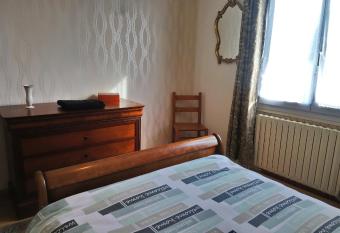 Chambre au calme et simple, cuisine a dispo allows 18 year olds to book a room