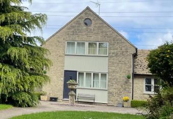 Sherbourne Cottage, Seven Springs Cottages allows 18 year olds to book a room