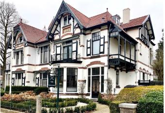 Villa Sonnevanck allows 18 year olds to book a room