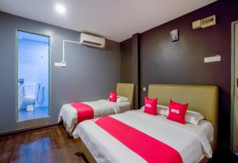OYO 89895 Senses Budget Hotel allows 18 year olds to book a room