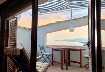 Holidaycasa Mirella - Nel cuore del centro storico has Balcony rooms