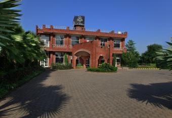 Royale Resorts allows 18 year olds to book a room