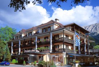 Reindl s Partenkirchener Hof has Balcony rooms