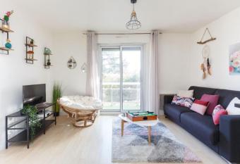 Appartement cozy: 10/15 min des Champs   lys  e has Balcony rooms