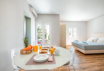 KORINA APART HOTEL KAVOS allows 18 year olds to book a room