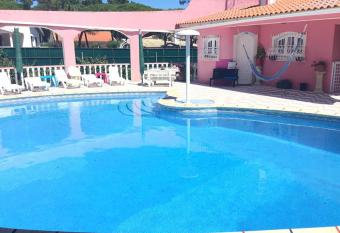 One bedroom apartement with shared pool furnished balcony and wifi at Sintra 3 km away from the beach has Balcony rooms