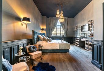 Castelsuites allows 18 year olds to book a room