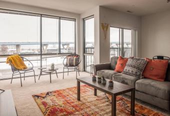 FRONTDESK Jefferson Block Apts Third Ward Milwaukee has Balcony rooms