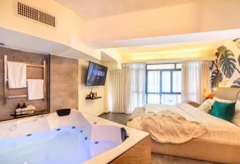 Mamilla View- Suites & Apt Hotel allows 18 year olds to book a room