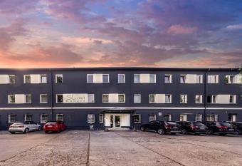 SL otel Budget allows 18 year olds to book a room