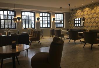 rugs HOTEL K  ln allows 18 year olds to book a room