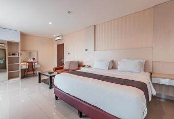 SUPER OYO Collection O 26 Hotel Igloo allows 18 year olds to book a room