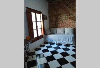 Departamento Amoblado con Cochera allows 18 year olds to book a room