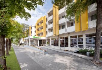 Holiday Inn M  nchen S  d, an IHG Hotel allows 18 year olds to book a room