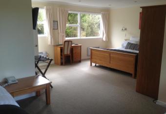 Ngati Ruanui Stratford Mountain House has rooms with a private hot tub