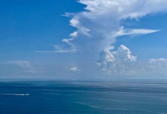 Entire Condo-Oceanside Lux Resort-Hallandale Beach-2 has Balcony rooms