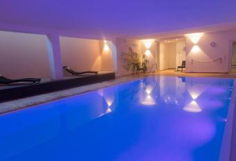 Hotel Zum L  wen allows 18 year olds to book a room