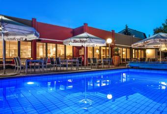 F  rther Hotel Mercure N  rnberg West allows 18 year olds to book a room