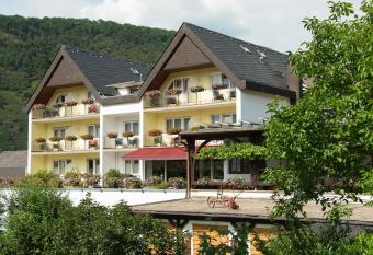 Weinhotel Sonnenschein allows 18 year olds to book a room