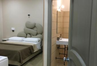 Dei Gerolomini has rooms with a private hot tub