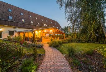   rnyas Panzi   G  d  ll   has Balcony rooms