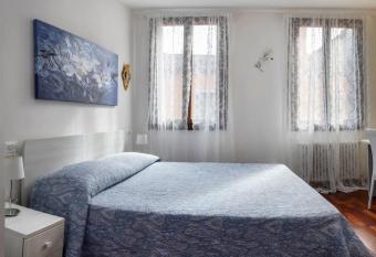 Ca  degli Specchieri has rooms with a private hot tub