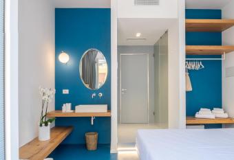 Near Ortigia allows 18 year olds to book a room