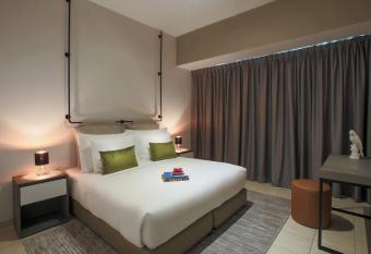 Dusit Princess Residences Dubai Marina has rooms with a private hot tub