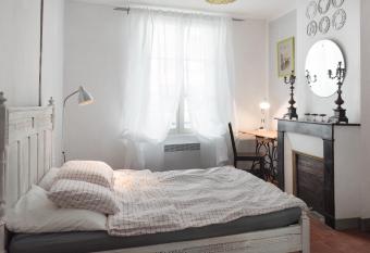 Tour de France historique et ch  teaux de Loire allows 18 year olds to book a room