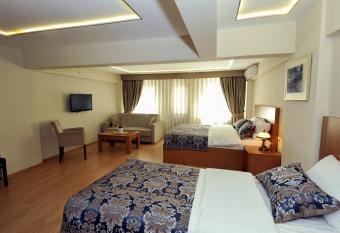 Aiza Suites has rooms with a private hot tub