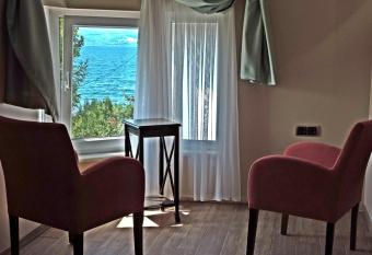 Senler Boutique Hotel has Balcony rooms