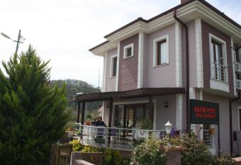 Sapphire Hotel allows 18 year olds to book a room