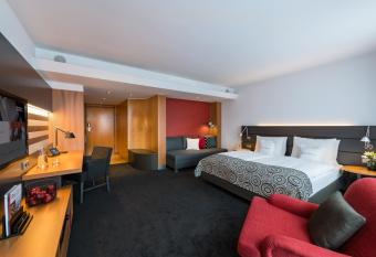 THE MADISON Hotel Hamburg has Balcony rooms