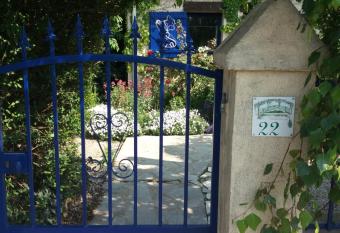 Les Mouettes 1 gite ou 4 chambres d hote, jardin ,bords de Loire allows 18 year olds to book a room