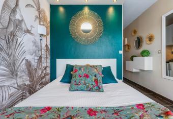 Sunset 755 Naturist Port Nature allows 18 year olds to book a room