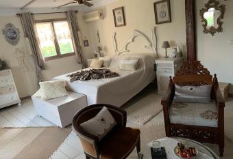 VILLA VOLUBILIS allows 18 year olds to book a room