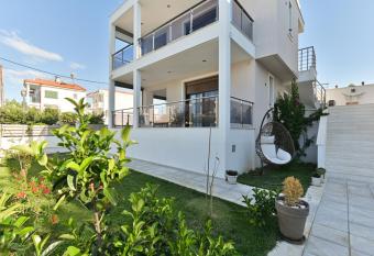 Kalli s Apartments has Balcony rooms