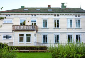 V  nersborgs Vandrarhem allows 18 year olds to book a room