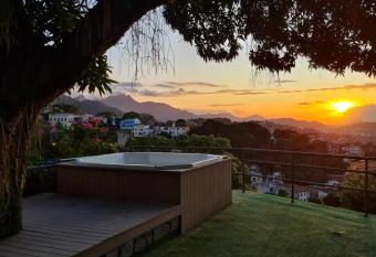 Sant  Martre has rooms with a private hot tub