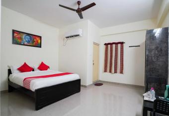 OYO Flagship 69483 Hotel Dsr Residency allows 18 year olds to book a room