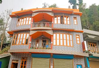 Flagship Jwajalapa Homestay allows 18 year olds to book a room