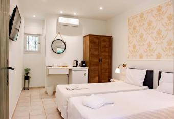 Seascape Elegant Residence Gouvia Marina allows 18 year olds to book a room