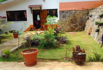 3 bedrooms house with furnished garden and wifi at Victoria has Balcony rooms
