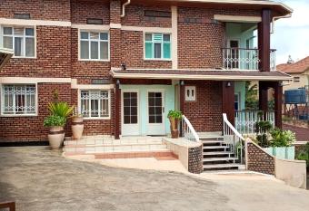 Puma Garden and Suites - Nyarutarama has rooms with a private hot tub