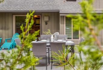 9 Sandhill has Balcony rooms