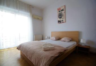 Resedinta lui Calin - Calea Victoriei near Royal Palace has rooms with a private hot tub