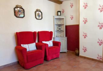 CASA RURAL VILLA DE VERA has rooms with a private hot tub