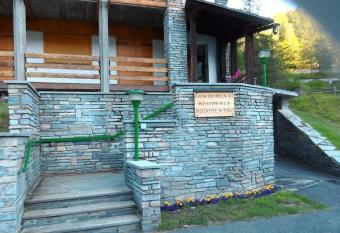 Monolocale sulle piste del Cervino Residence Rododendro allows 18 year olds to book a room